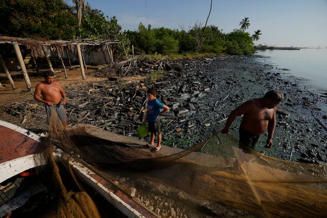 Venezuela: derrames de petróleo y desechos tóxicos amenazan la vida del Lago de Maracaibo