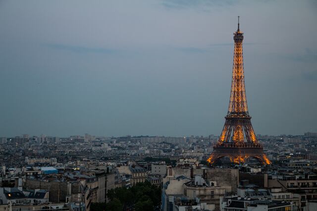 Cierran la Torre Eiffel en París por huelga
