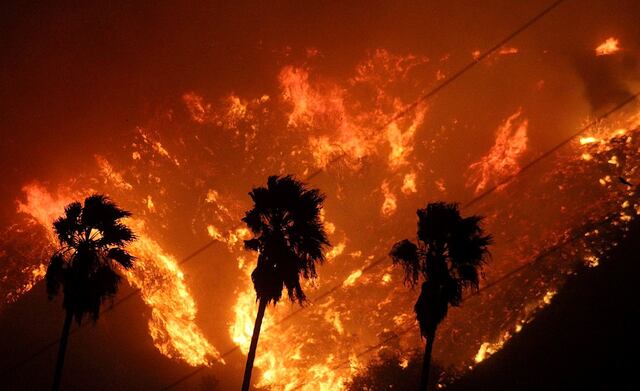 Incendio "fuera de control" en California obliga a miles desalojar