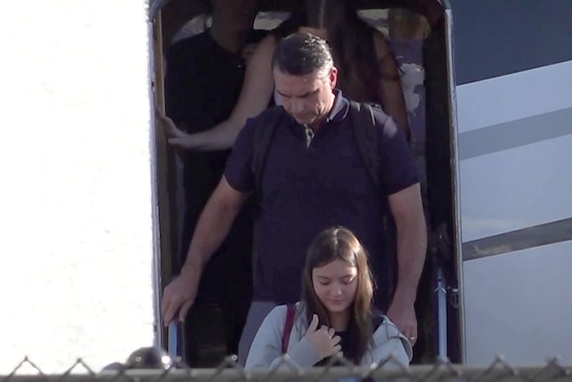 Vídeo: Momento en que Flávio Bolsonaro llega a Miami tras huir de Brasil después de perder las elecciones