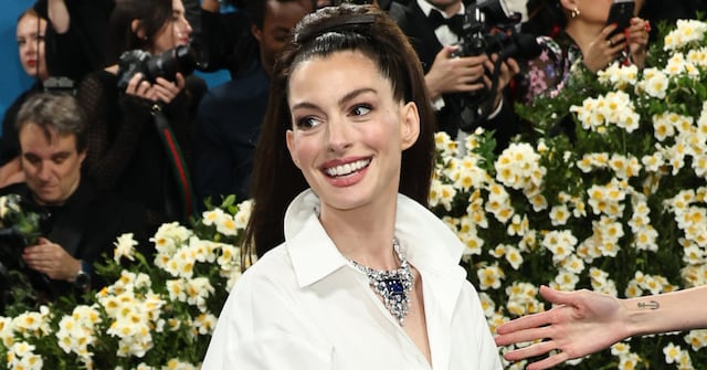 Anne Hathaway deslumbra en París con look Balenciaga, pero fans no perdonan polémico detalle