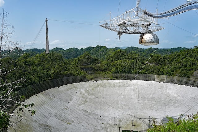 Datos del radiotelescopio de Arecibo ayudan a identificar posible galaxia oscura