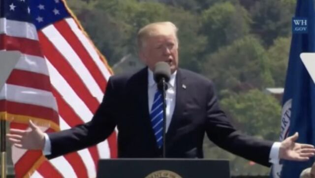 Trump se queja de ser el político peor tratado de la historia