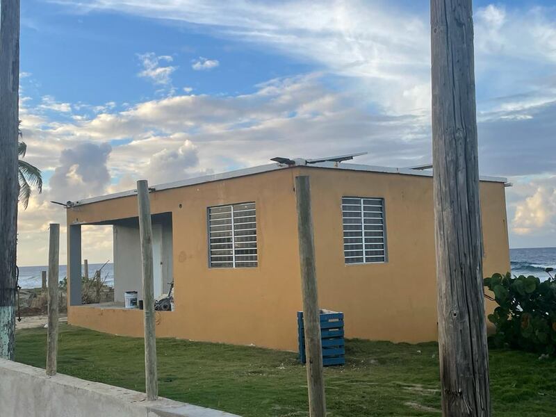 Esta es la casa donde vivía Carmen Delia Serrano De Jesús, a orillas del océano Atlántico, en Arecibo.