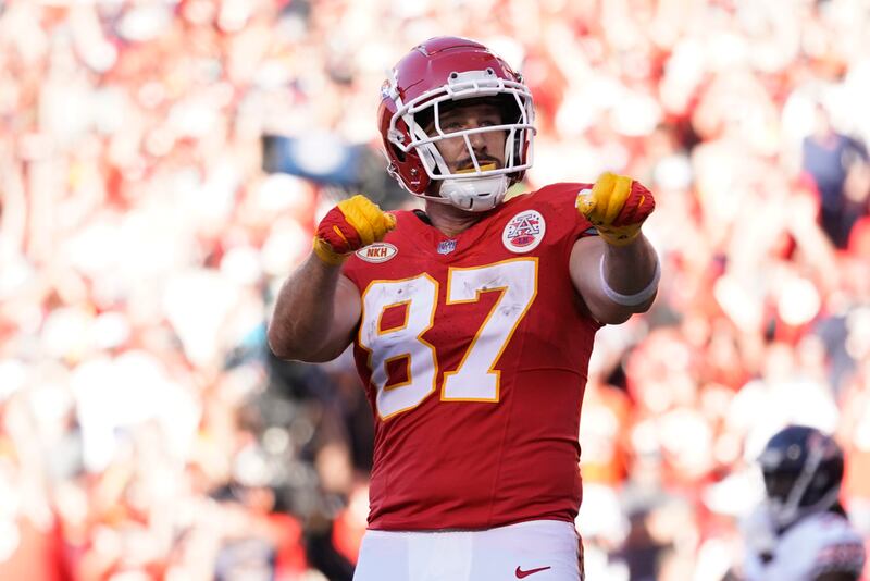 El tight end de los Chiefs de Kansas City, Travis Kelce, celebra después de anotar durante la segunda mitad del partido de la NFL contra los Bears de Chicago al que asistió Taylos Swift, invitada por él.