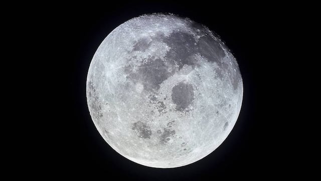 NASA confirma la existencia de agua en la luna