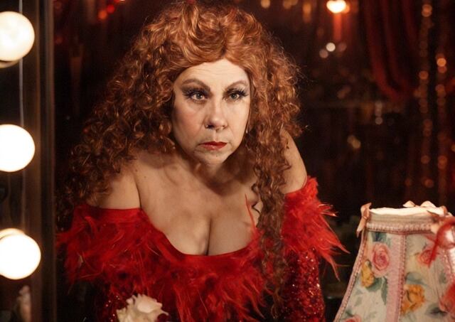 Sube a escena “Desnuda”, impactante regreso de una vedette marcada por el escándalo