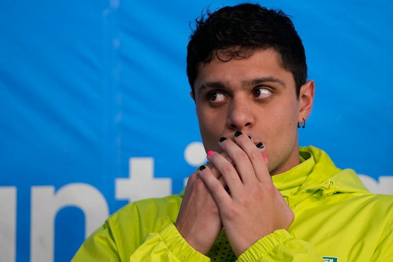 El brasileño Felipe Ribeiro en el podio del relevo masculino 4x100 en la natación de los Juegos Panamericanos en Santiago, Chile.