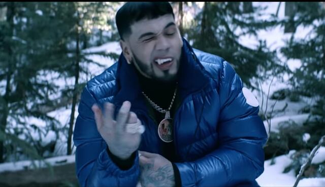 Anuel AA estrena dentadura de vampiro en su nuevo video