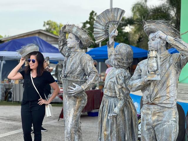 Estatuas vivientes hacen de las suyas el Mercado Artesanal de Aguada