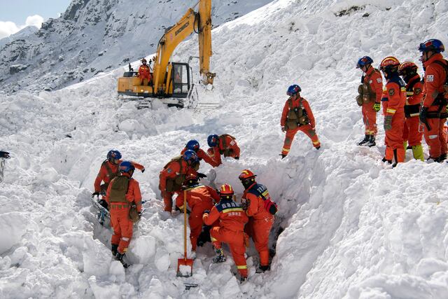 Avalanchas y tormentas de nieve afectan el sur de Alaska