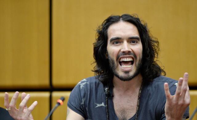 Russell Brand es acusado de dos delitos sexuales más por un tribunal inglés