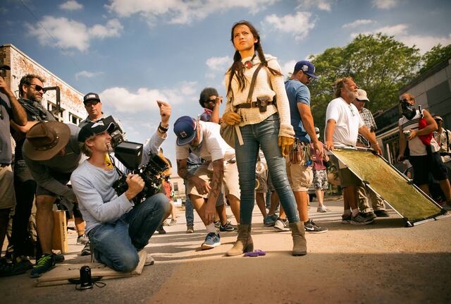 Joven latina en mitad del caos de Transformers