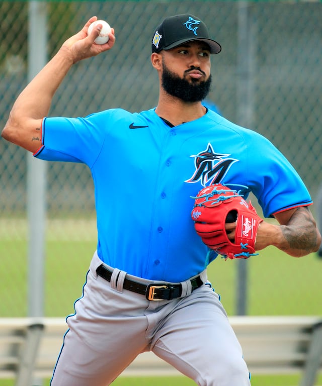 Marlins encomiendan juego inaugural a Alcántara