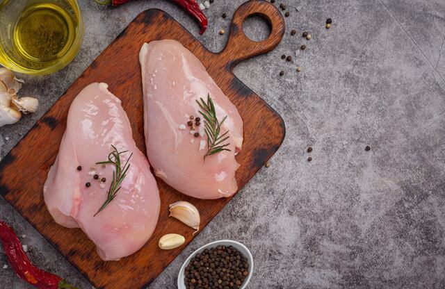 Conoce la forma más saludable de descongelar un pollo y almacenarlo