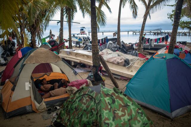 Migrantes continúan varados en Colombia por falta de dólares para cruzar la selva del Darién