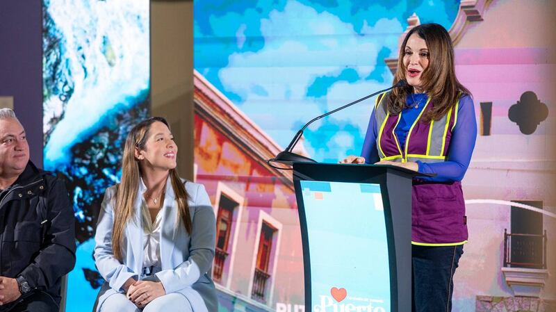 La arquitecta Astrid Robles junto a Samuel Hernández y Willianette Robles Cancel.
