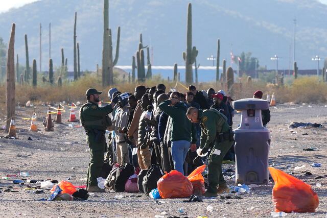 Migrantes sorprenden a agentes de EEUU en remoto cruce fronterizo de Arizona