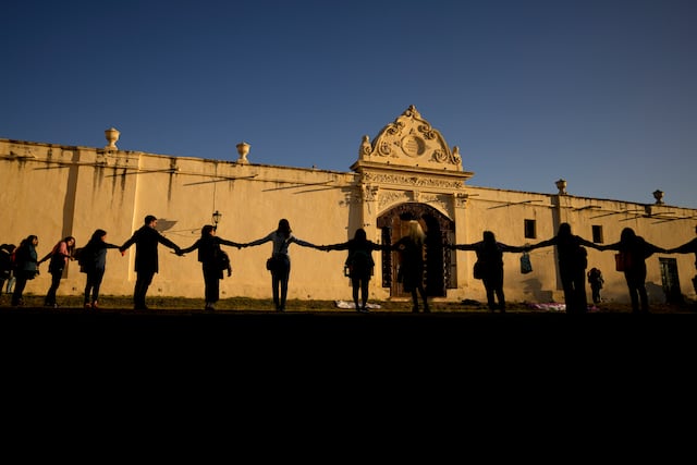 Justicia argentina concluye arzobispo y otros religiosos cometieron violencia de género contra monjas