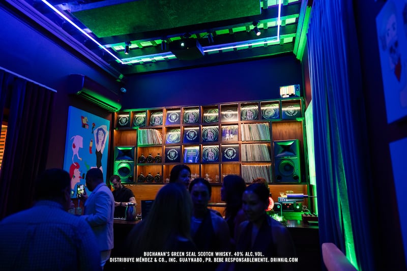 La nueva propuesta incorpora un single malt de Glen Elgin y fue presentada durante una experiencia que combinó música, cultura y celebración en el Viejo San Juan.