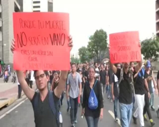 Manifestantes universitarios homenajean en Caracas a estudiante muerto en protestas