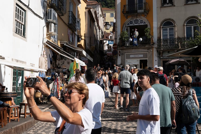 Turistas visitan el centro antiguo de Sintra, en Portugal.