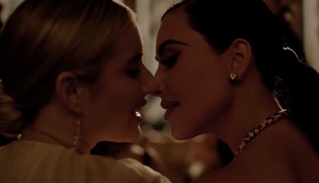 Kim Kardashian y Emma Roberts se besan en el tráiler de “American Horror Story”
