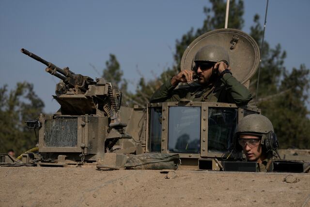 Israel bombardea el sur de Gaza y asalta un hospital en el norte mientras la guerra continúa