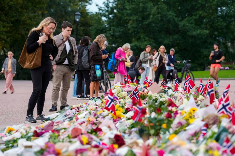 Ciudadanos observan flores colocadas en la Plaza del Palacio frente al Palacio Real en Oslo, Noruega, este viernes. EFE/EPA/Ole Berg-Rusten NORWAY OUT
