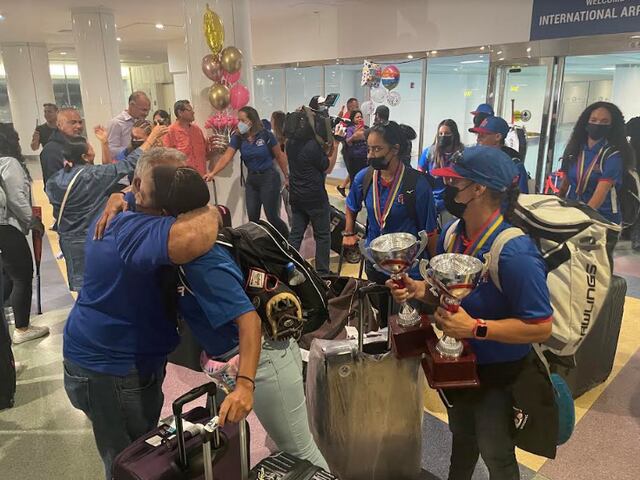 Llega a casa el equipo nacional con medalla de plata del premundial de béisbol femenino