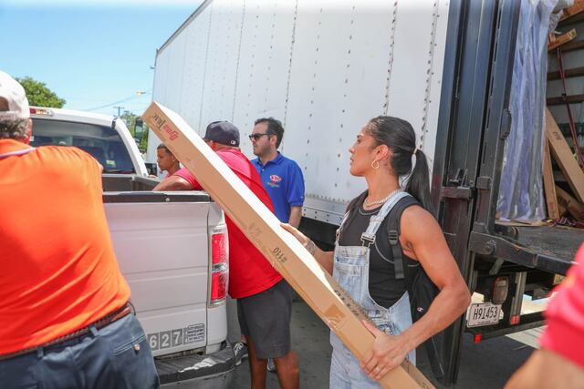 Amanda Serrano y la OMB reparten suministros en Salinas
