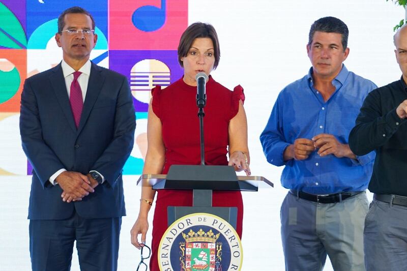 La directora ejecutiva de la Autoridad del Distrito del Centro de Convenciones, Mariela Vallines Fernández, anunció en noviembre del 2021 a Jacobo Ortiz Blanes, presidente de Las Brisas Property Management, como representante del grupo de desarrolladores del proyecto de Bahía Urbana. A la izquierda, el gobernador Pedro Pierluisi.