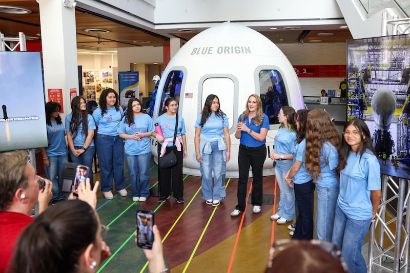 Caguas exhibe la cápsula utilizada por Deborah Martorell durante su preparación para viajar al espacio.