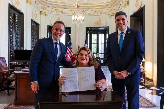 Gobernadora firma traspaso del Parque Luis Muñoz Rivera al municipio de San Juan
