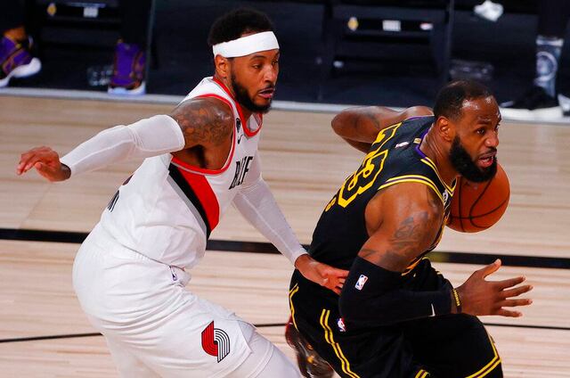 "Presente" Kobe Bryant durante partido entre los Lakers y los Trail Blazers