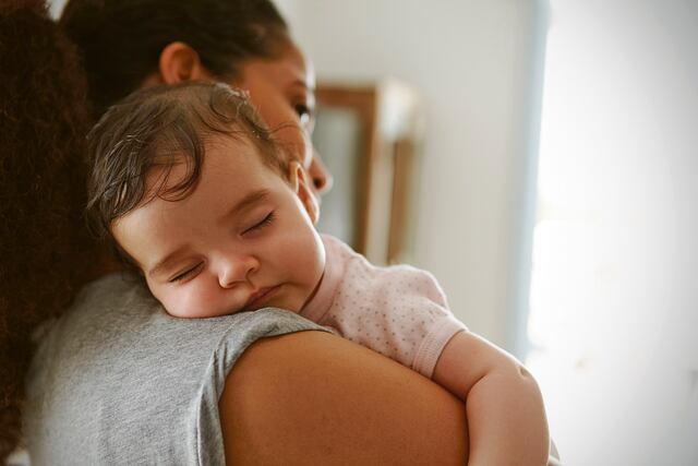 Madres solteras jefas de familia muelen vidrio