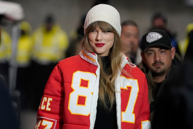 Ella es Kristin Juszczyk, la diseñadora que creó el abrigo de Taylor Swift