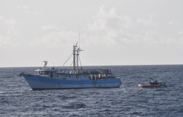 Guardacostas rescatan a cuatro navegantes a la deriva al noreste de Carolina