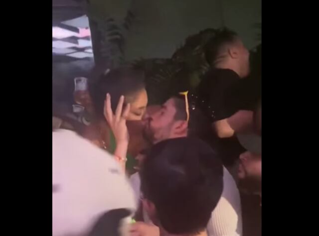 VIDEO: Mujer le roba un beso a Bad Bunny en discoteca después del concierto
