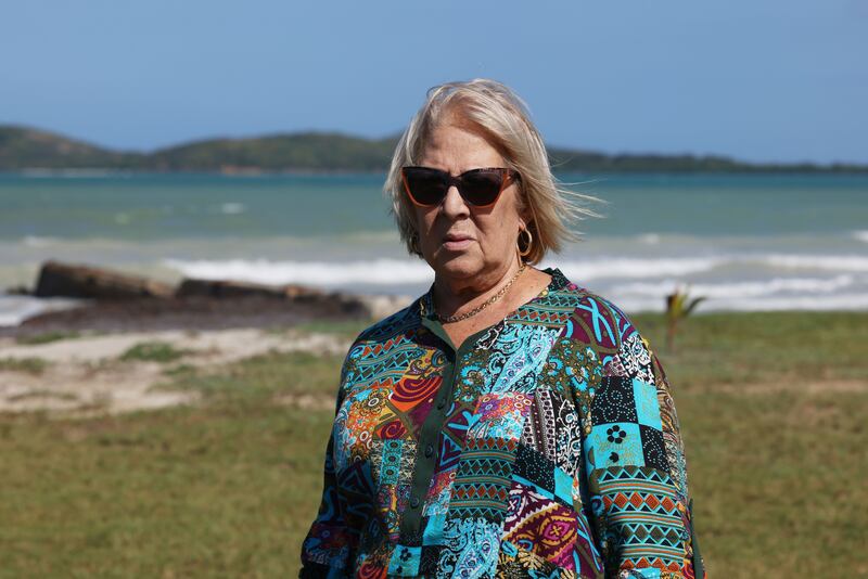 9 de abril de 2025. Ceiba, Puerto Rico. Fotografías en la Playa Los Machos para ilustrar nota sobre propuesta de la Autoridad para el Redesarrollo (ALR) para la construcción de instalaciones para lanzar cohetes al espacio desde Punta Medio Mundo en la antigua Base Naval Roosevelt Roads en Ceiba. En la foto la líder comunitaria María Ávila. (Foto por Brandon Cruz González / Centro de Periodismo Investigativo)