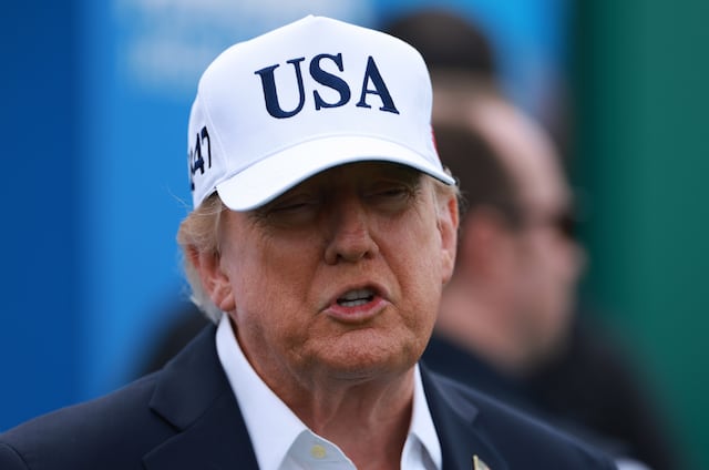 Trump acusa al Supremo de que sus decisiones “erróneas” han costado “billones” a EEUU