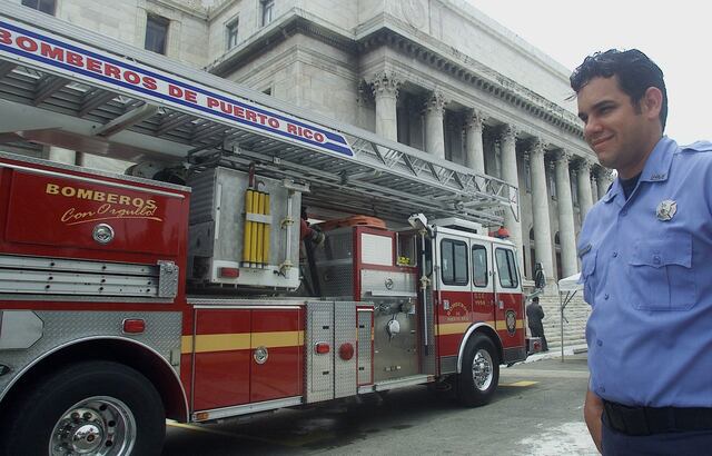 Bomberos boricuas y de N.Y. reparan sistema de comunicación