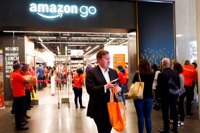 Tras protestas, tienda de Amazon acepta dinero en efectivo