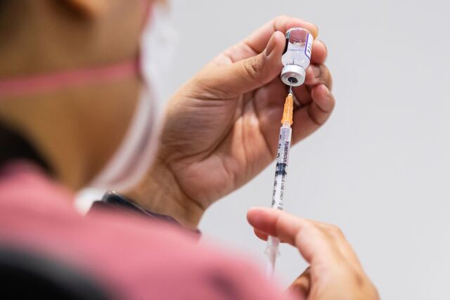 Autoridades de Salud en Estados Unidos ponen presión para vacunar en las escuelas