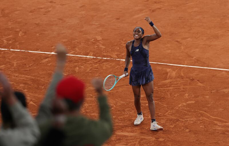 Coco Gauff, de Estados Unidos, celebra el punto de partido que ganó contra Lois Boisson, de Francia, en la semifinal individual femenina del duodécimo día del Abierto de Francia 2025 en Roland Garros, el 5 de junio de 2025 en París, Francia.
