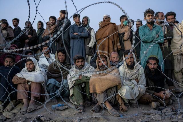 Afganos que huyen de Pakistán carecen de agua, comida y refugio tras cruzar frontera