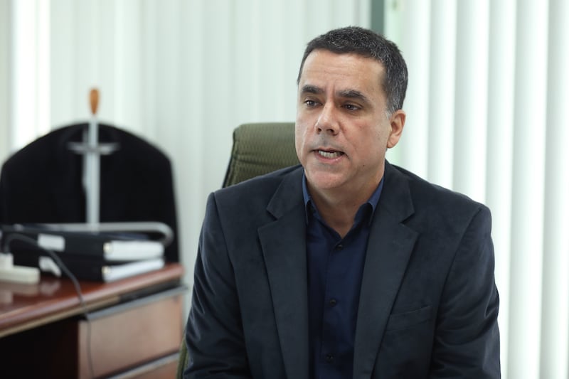 6 de mayo de 2024. San Juan, PR. Entrevista con el Comisionado Electoral del Partido Independentista Puertorriqueño, Roberto Iván Aponte Berríos, en la sede de la Comisión Estatal de Elecciones en Hato Rey. En la foto Roberto Iván Aponte Berríos. (Foto por Brandon Cruz González / Centro de Periodismo Investigativo)