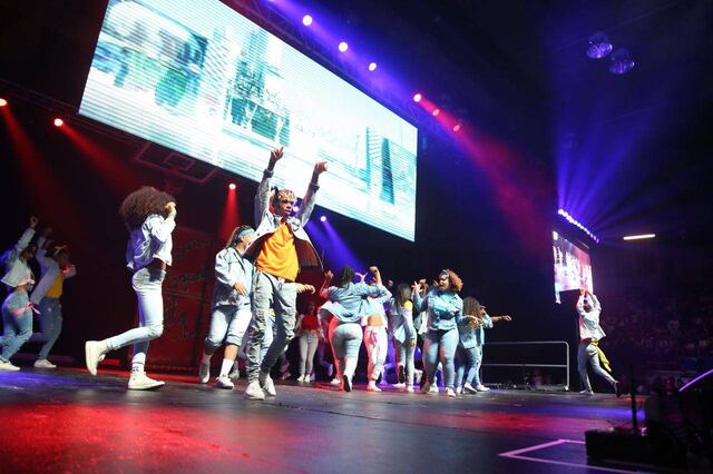 Residentes de vivienda pública exponen su talento en "Our Residents Got Talent"