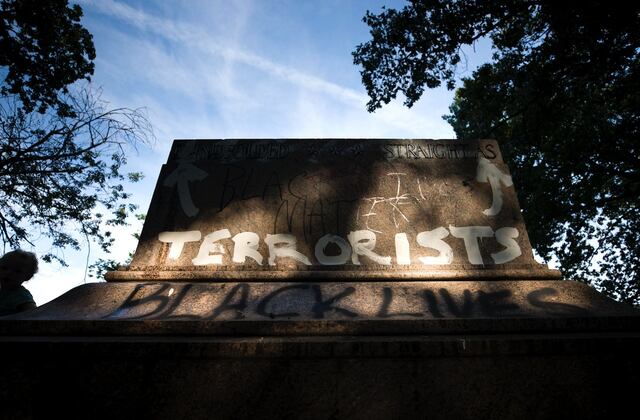 Baltimore retira monumentos a defensores de esclavitud