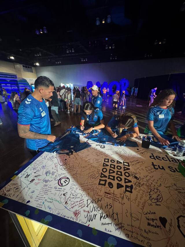 Federación Puertorriqueña de Fútbol se une al evento “Regalos pa’ los míos” de Rauw Alejandro